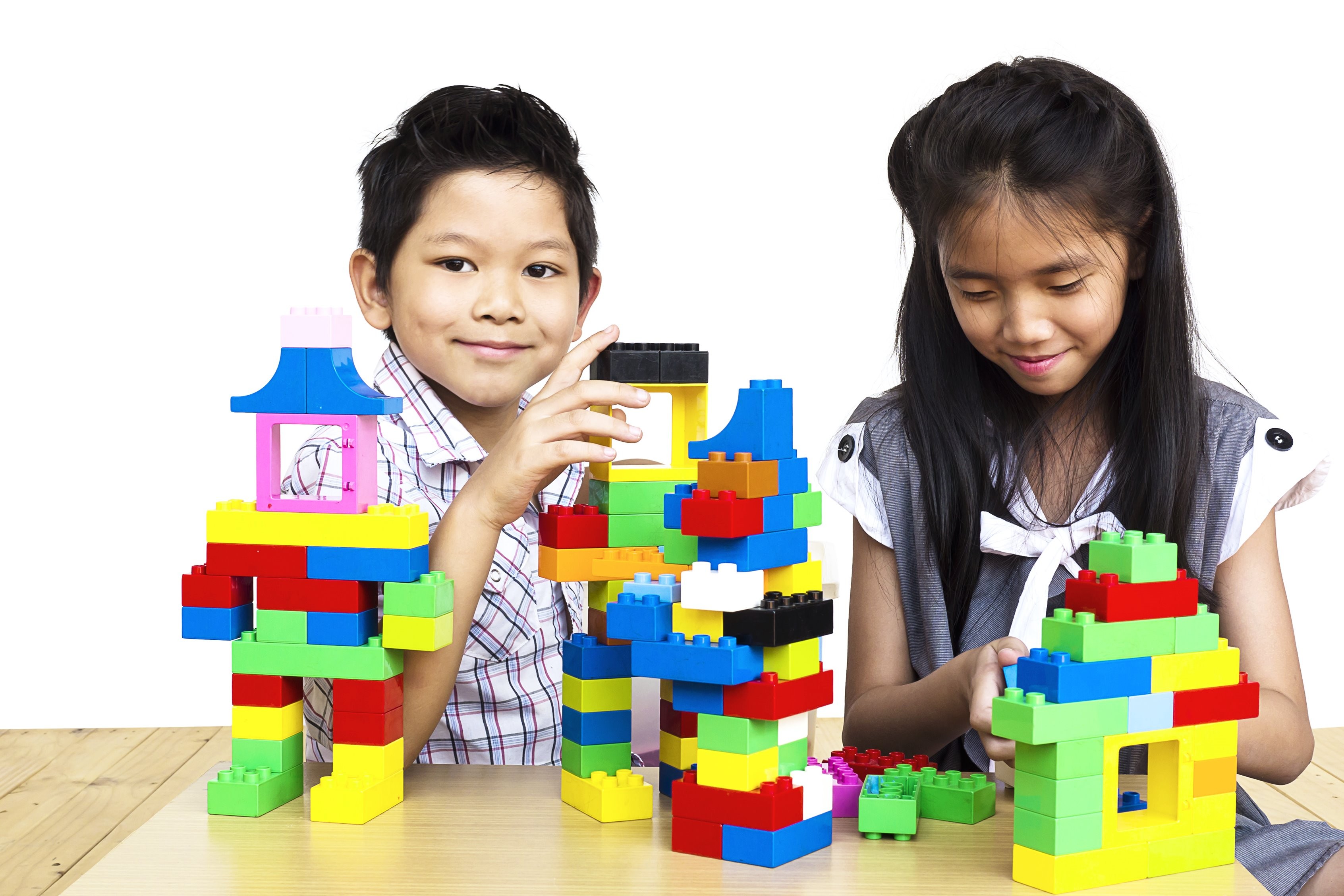 anak sulit berbagi, cara mengajarkan anak berbagi, perkembangan sosial anak, berbagi tanpa paksaan, konsep giliran anak, anak usia dini dan berbagi, Bunda, si Kecil